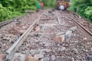 नक्सलियों ने पटरी उखाड़ी, इंजन पटरी से उतरे