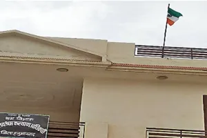 कहीं उल्टा तो कहीं सूर्याेदय के बाद भी नहीं उतारा तिरंगा