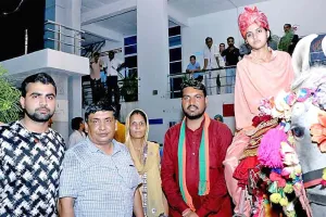 सबनम को घोड़ी व बगी पर बैठाकर निकाली बन्दौरी