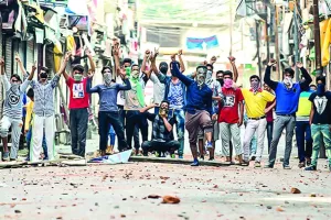 नहीं थम रहे पत्थरबाज