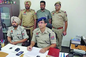 युवक ने जुराबों में छुपाई थी सोने की दो र्इंटें-लुधियाना