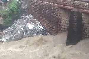 नाले के तेज बहाव में बहे पति-पत्नी