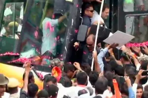 राहुल गांधी के रोड़ शो में उमड़ा कार्यकतार्ओं का हुजूम