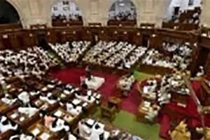 योगी के बयान पर भड़का विपक्ष काली पट्टी बांधकर जताया विरोध