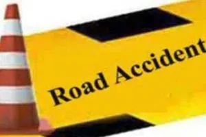 बाराबंकी में बस खड़े खड़ से टकराई, 30 श्रद्धालु घायल