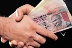 दो सहायक वाणिज्य अधिकारी रिश्वत लेते पकड़े गये