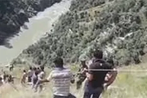 चिनाब नदी में मिनी बस गिरने से 12 लोगों की मौत