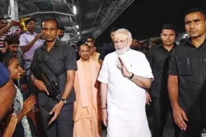 मोदी ने वाराणसी में रेलवे स्टेशन का औचक निरीक्षण कर चौंकाया