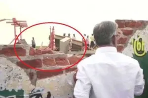 विमान उड़ान भरते समय आईएलएस से टकराया, 136 यात्री बाल-बाल बचे