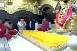 साईं समाधि के 100 साल: मोदी ने बाबा की आरती की, उनके नाम का चांदी का सिक्का जारी किया