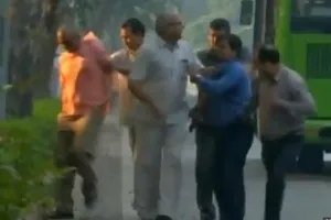 आलोक वर्मा के घर के बाहर से चार संदिग्ध गिरफ्तार