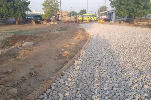 सड़क की चौड़ाई कम करने एवं अमानक सामग्री लगाने का आरोप