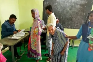 छत्तीसगढ़: पहले चरण की 18 सीटों पर मतदान जारी