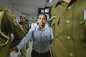 केजरीवाल पर मिर्च से हमला करने वाले शख्स के खिलाफ FIR दर्ज
