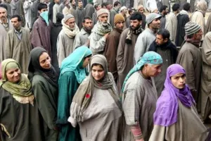 जम्मू-कश्मीर में पंचायत चुनाव के तीसरे चरण के लिए मतदान जारी