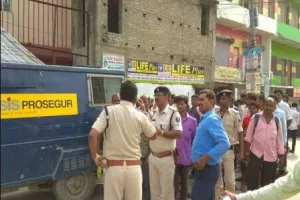 गनमैन को गोली मारकर कैश वैन से लूटे 50 लाख रुपए