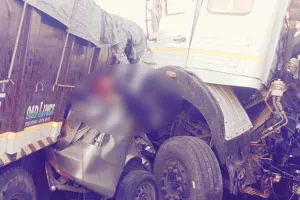दो ट्रकों की टक्कर के बीच में आई कार, एक ही परिवार के 10 लोगों की मौत