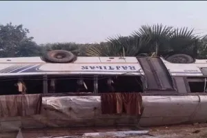 गया में स्कूली बस पलटी, 20 से अधिक बच्चे घायल