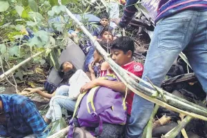 गुजरात : 200 फीट गहरी खाई में गिरी स्कूली बच्चों की बस , 10 की मौत