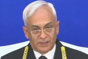 अदन की खाड़ी : नौसेना ने 10 साल में जहाजों में लूट की 44 कोशिशें नाकाम कीं, 120 समुद्री लुटेरे पकड़े: नेवी चीफ