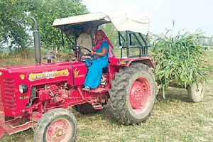 पति फौज में देश की सेवा कर रहा और पत्नी संभाल रही खेती