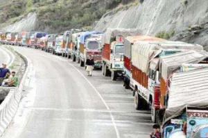 कश्मीर, लेह राजमार्ग तथा मुगल रोड पर एक ओर से वाहनों का परिचालन