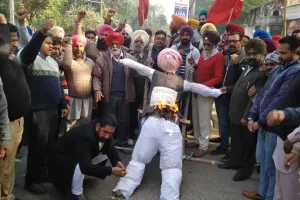 पंजाब यूटी इम्पलॉईज व पैंशनर एक्शन समिति ने किया पुतला फूंक प्रदर्शन