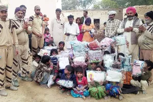 जरूरमंद बच्चों को वस्त्र वितरण कर मनाई अवतार माह की खुशी
