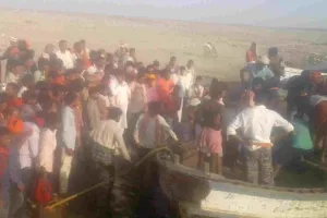 बलिया में ट्रैक्टर-ट्राली गंगा नदी में गिरी, डूबने से चालक की मृत्यु