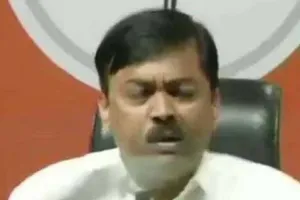 भाजपा महासचिव एवं प्रवक्ता पर जूता फेंका गया