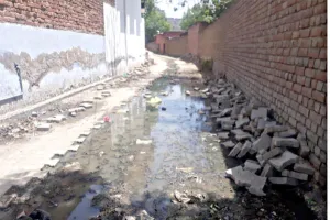 समस्या। प्रशासन से जल्द कार्य पूरा करने की मांग