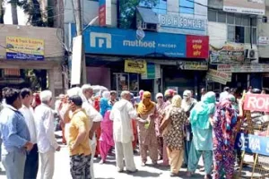 रोष। जनस्वास्थ्य विभाग कार्यालय के बाहर महिलाओं ने फोड़ा मटका