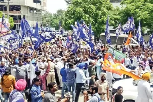 बसपा व भाजपा समर्थकों में टकराव, उपायुक्त दफ्तर के बाहर हंगामा