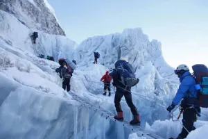 माउंट एवरेस्ट पर जमा 10 हजार किलो कचरा साफ करेगी 14 लोगों की टीम
