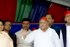 दो दशक पुरानी दुश्मनी भुलाकर मुलायम माया एक मंच पर