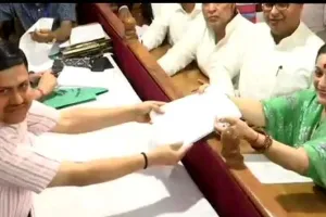 लखनऊ सीट से गठबंधन प्रत्याशी पूनम सिन्हा ने दाखिल किया नामांकन