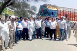 खरीद न होने से क्षुब्द किसानों ने सरकार व प्रशासन के खिलाफ नारेबाजी