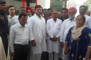 डॉ. अशोक तंवर पूर्व ओएसडी केवी सिंह को मनाने पहुंचे डबवाली