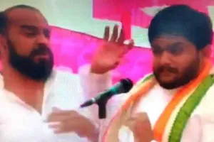 चुनावी सभा को संबोधित कर रहे हार्दिक पटेल को मारा तमाचा