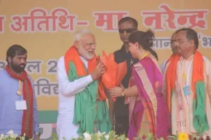 बाराबंकी में प्रधानमंत्री नरेंद्र मोदी को गुलदस्ता देकर सांसद प्रियंका ने दूर की नाराजगी