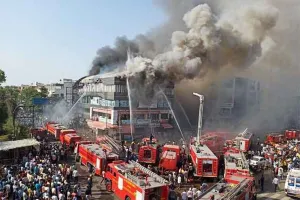 सूरत की एक इमारत में लगी भीषण आग, 19 की मौत