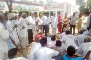 डीईओ ने किया 4 अध्यापकों का तबादला, तब माने ग्रामीण