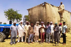 साध संगत ने श्री गुरूसरमोडिया आश्रम में भेजी एक ट्राला तूड़ी
