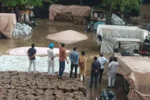 बरसात के साथ ओले, गर्मी से मिली राहत