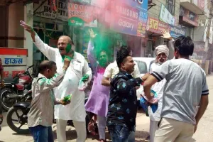 भगवा रंग में रंगे भाजपा कार्यकर्ता, जमकर मनाया जश्न