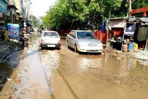 दो विभागों के फेर में उलझी खस्ता हाल सड़क