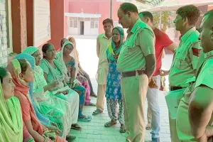 अस्पताल के गेट पर हुई महिला की डिलीवरी, बच्चे की मौत