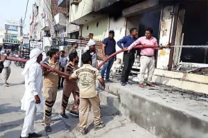 डेरा प्रेमियों ने बुझाई चार मंजिला फर्नीचर शोरूम में लगी आग