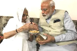 गुजरात: चुनाव में जीत के बाद मोदी का आज पहला दौरा: मां से आशीर्वाद लेंगे