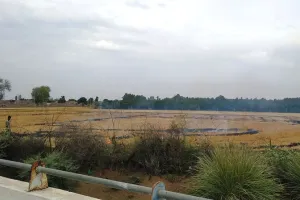 आलमगढ़ व धर्मपुरा के निकट किसानों ने जलाए गेहूं के अवशेष